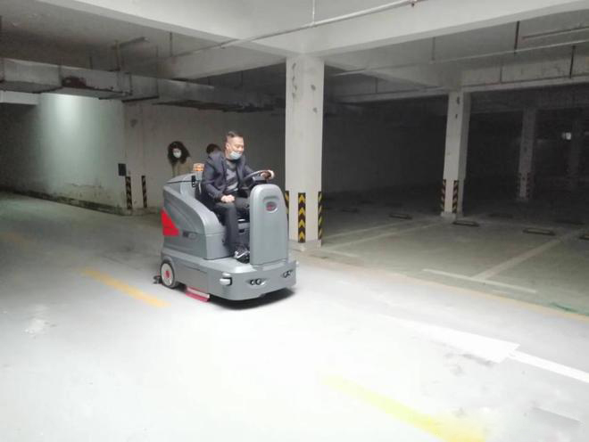 泉州小区物业保洁不用人力改用驾驶式洗地机了